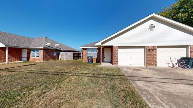 Building Photo - FREE DECEMBER RENT!!!