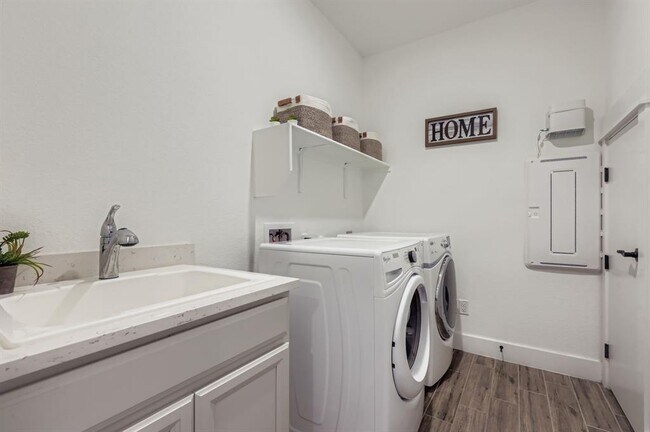 Building Photo - 6800 Cliff Rose Dr