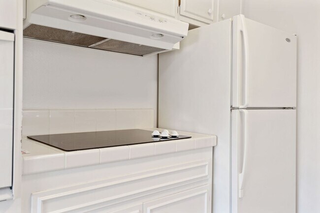 Building Photo - The perfect upstairs location down town Santa Barbara!