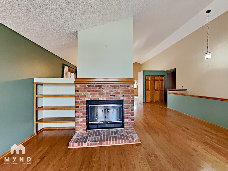 Building Photo - 2402 S Gray Dr
