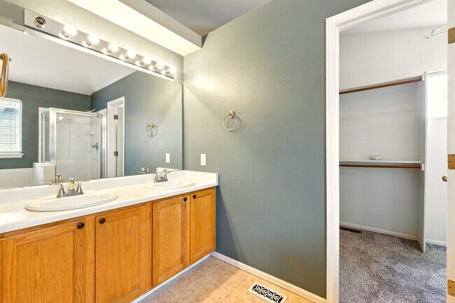 Building Photo - Amazing 3 Bed 4 Bath Highlands Ranch House...