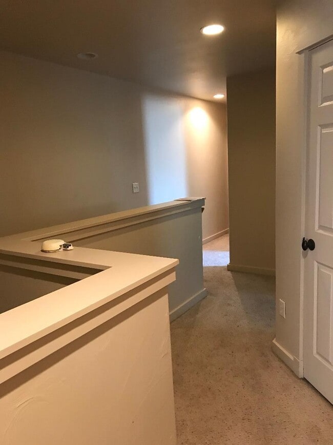 Building Photo - 3 Bedrooms 2 1/2 Bathroom Bozeman Townhouse - Great Location