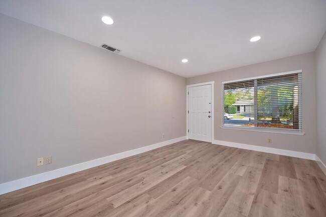 Building Photo - 1720 Kent St