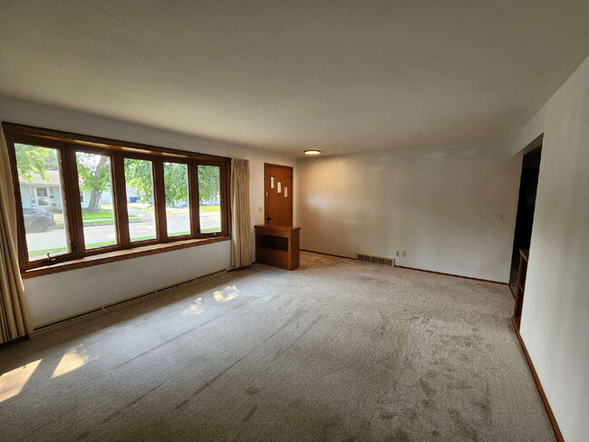 Building Photo - Hard to Find 3 Bedroom Ranch