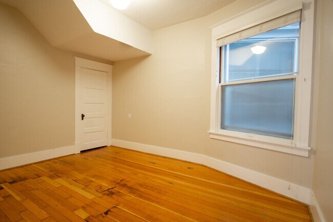 Building Photo - Gorgeous + Spacious 2-Bedroom Flat with Hardwoods, Dishwasher, Fireplace + Etc.!