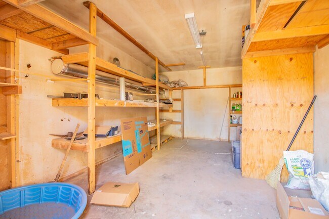 Building Photo - Spacious & Updated 4/2