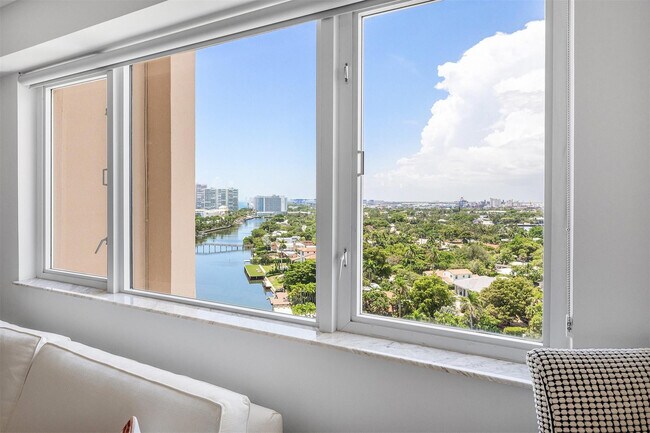 Building Photo - 3000 Holiday Dr