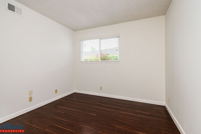 Building Photo - Olive 1178/1180