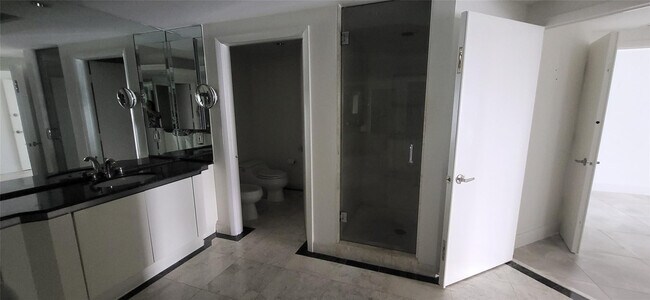 Building Photo - 2600 Island Blvd