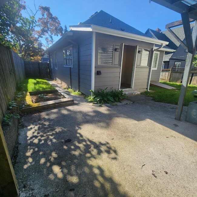 Building Photo - 112 Arvon Ave