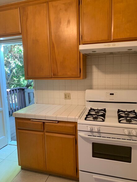 Building Photo - 412 N Doheny Dr