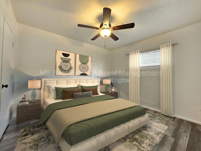 Building Photo - 1527 E Oak St