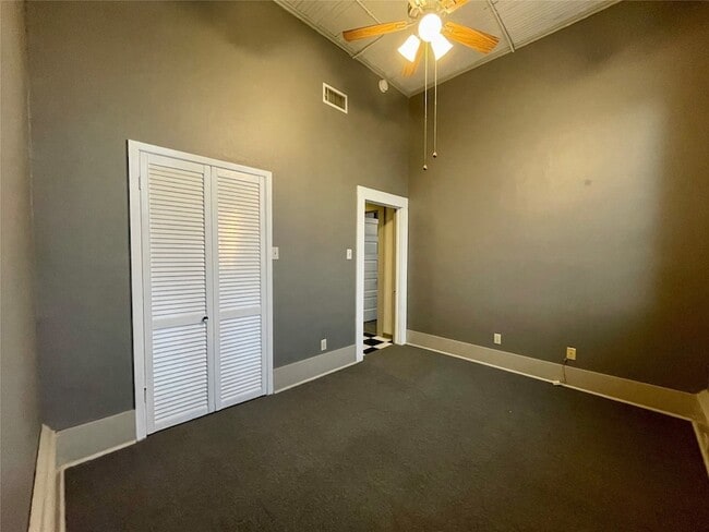 Building Photo - 105 W Hickory St