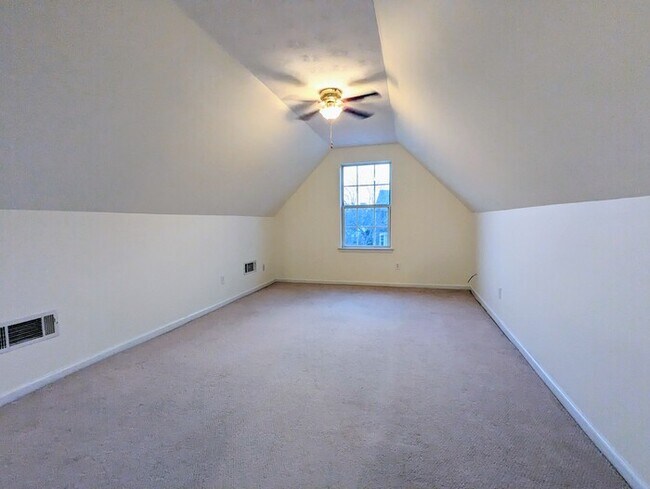 Building Photo - House 3 beds 2.5 baths