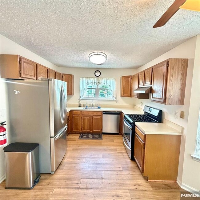 Building Photo - 107 Pine Oak Blvd