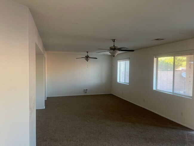 Building Photo - Welcome to this beautifully maintained home in one of Gilbert’s most sought-after communities.