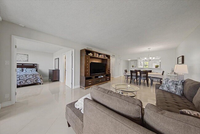 Building Photo - 2701 S Palm Aire Dr