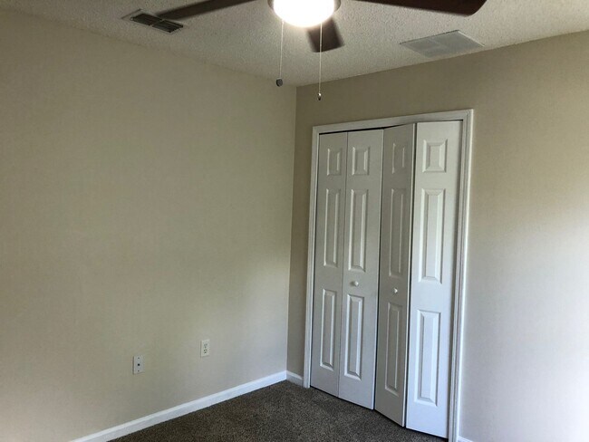 Building Photo - Large 5 Bedroom, 3 Bathroom Single Family ...