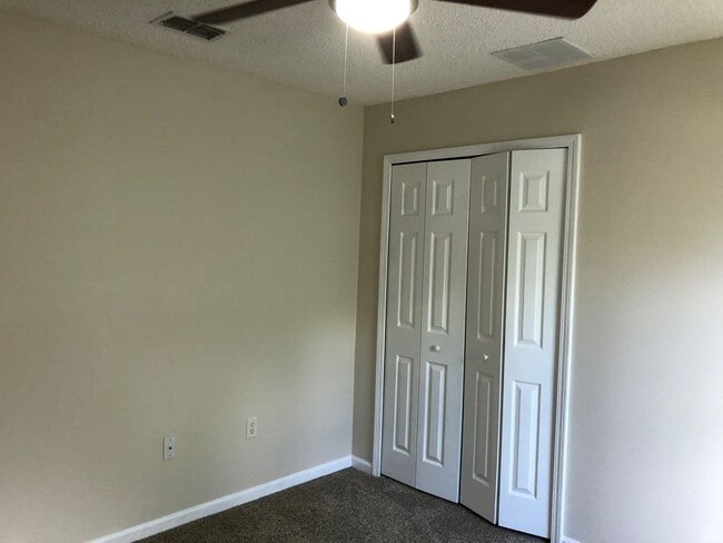 Building Photo - Large 5 Bedroom, 3 Bathroom Single Family Home