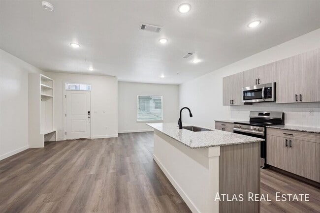 Building Photo - 629 Leland Aly