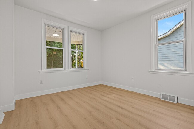 Building Photo - 2716 Woodsdale Ave