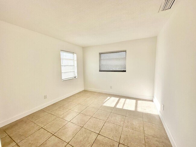 Building Photo - 906 Foresteria Dr