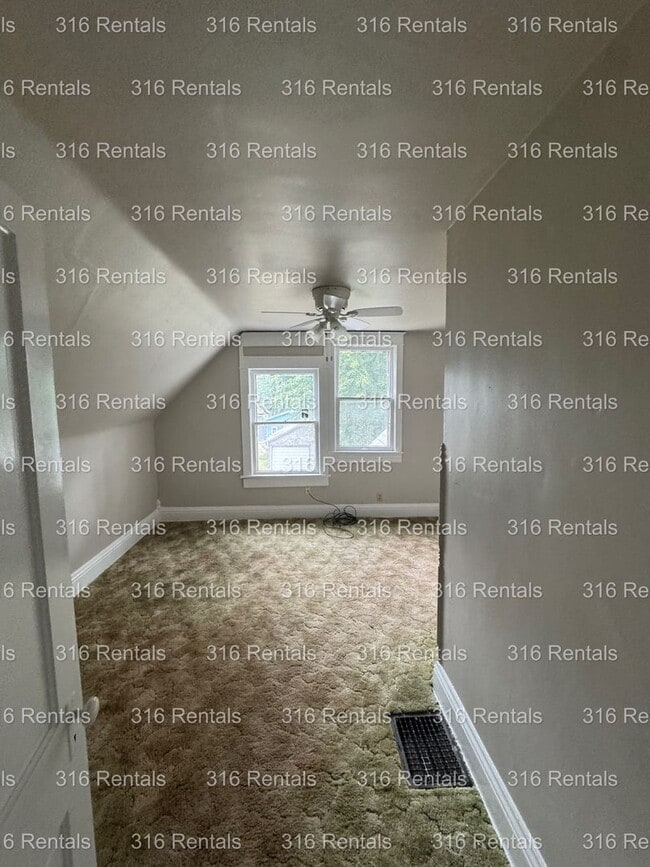 Building Photo - $1200 - 4 bed 2 bath - Single Family Home