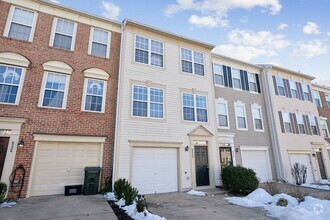 Building Photo - Stunning 3 bed 2 bath townhome in Kingstowne!