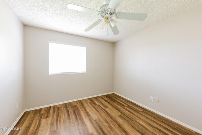 Building Photo - 3807 W Solar Dr