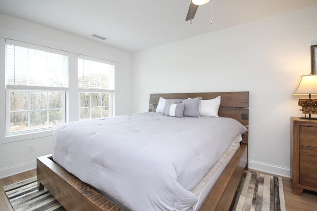 Building Photo - MOVE IN READY - LUXURY TOWNHOUSE!