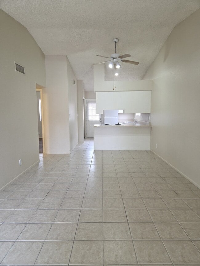 Building Photo - 2 bedroom 1 bath with covered parking