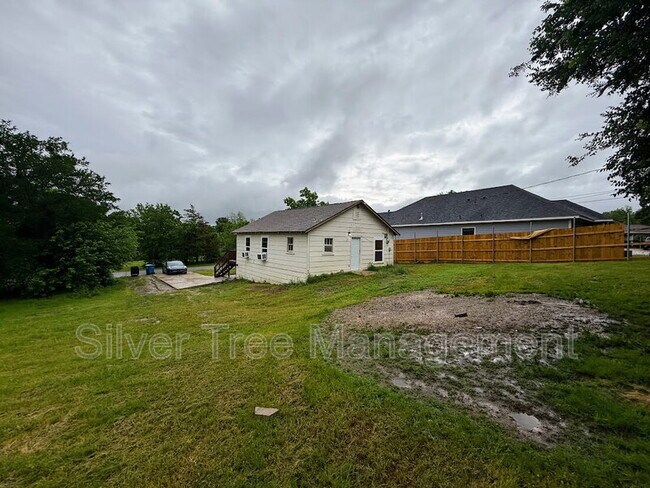 Building Photo - 506 W Parnell St