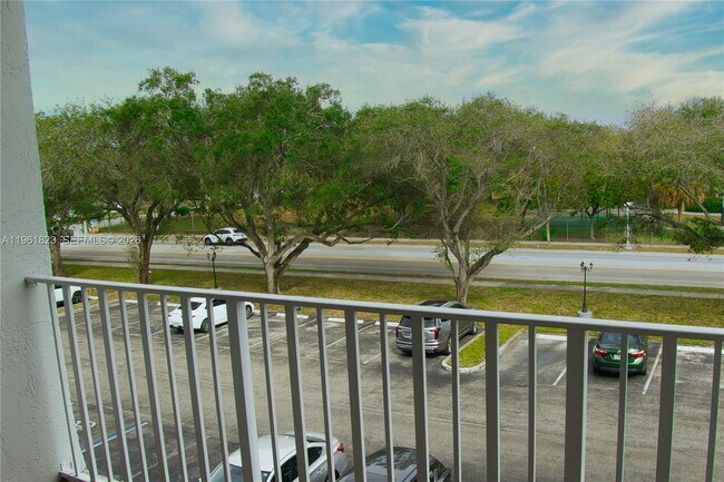 Building Photo - 901 Hillcrest Dr