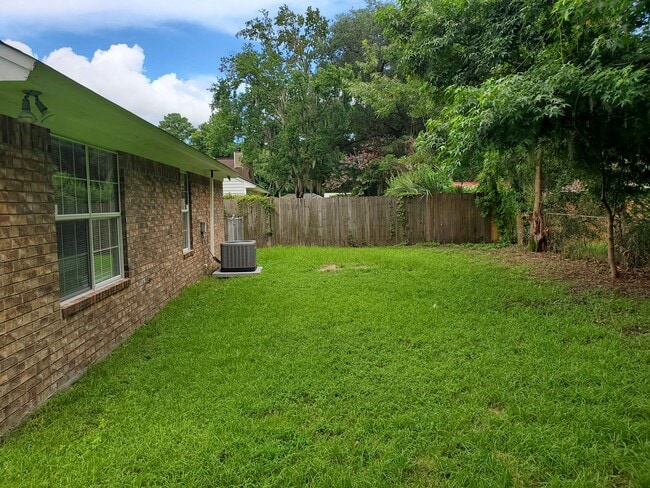 Building Photo - 3 bedroom, 2 bath off of White Bluff!