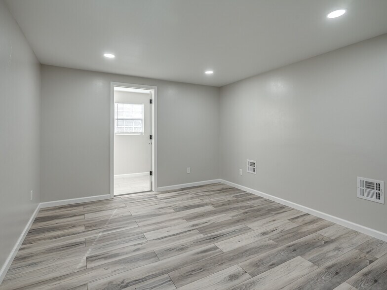 Building Photo - 2100 N Saint Luke Ave
