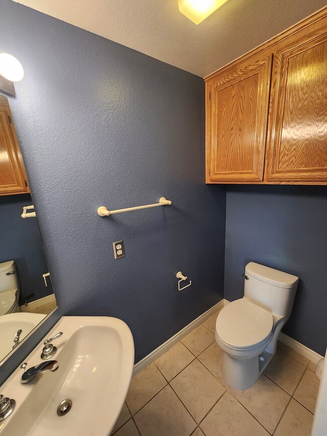 Building Photo - Gorgeous & Spacious 3Bd/2.5Ba, 1,679 SqFt, 2-story Condo - Central A/C & heat, Washer/Dryer - 2 C...