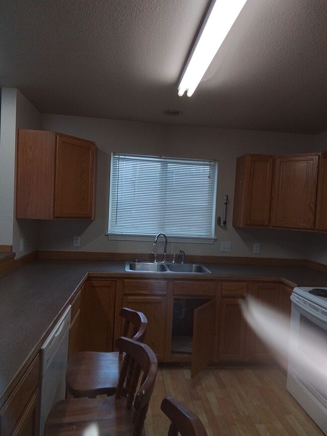 Building Photo - 4 bedroom: Super Clean with new carpet and...