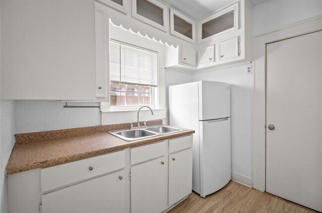 Building Photo - 2421 Isabella St