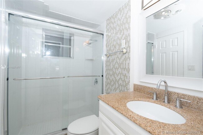 Building Photo - 220 Kings Point Dr