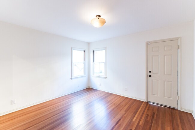 Building Photo - 1064 S Genesee-
