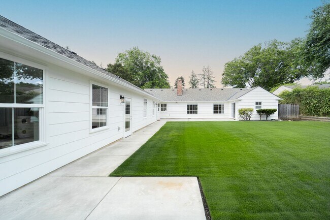 Building Photo - Newly Remodel Home in West Hills!