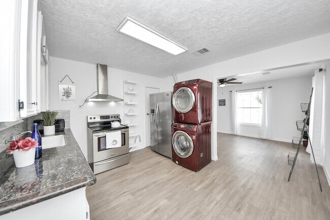 Building Photo - 2210 Detering St