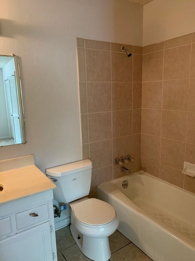 Building Photo - Great yard for entertaining....