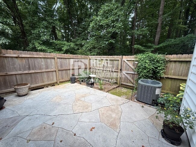 Building Photo - 3 Bedroom/ 2.5 bath Townhouse in Greensboro