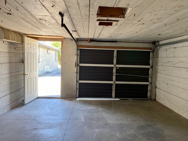Building Photo - Charming 2bdrm, 1.bath house with garage, workshop space and large yard