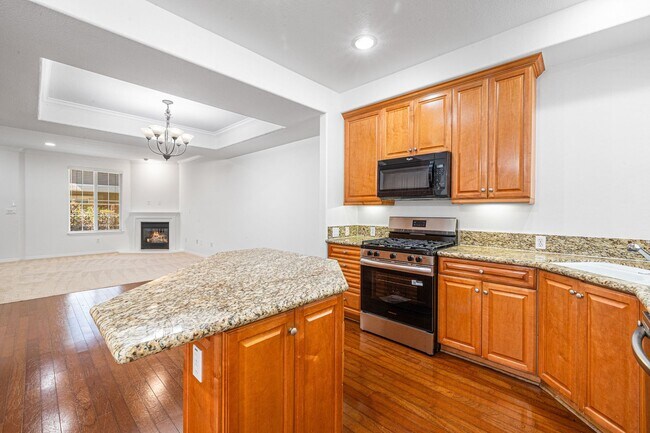 Building Photo - 3-Bedroom Townhome in Gated Bay Harbor