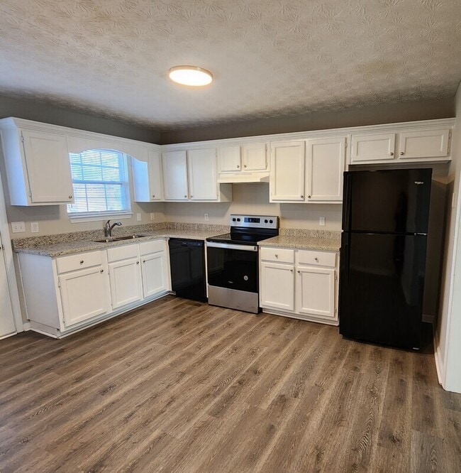 Building Photo - 215 Green Acre Ln