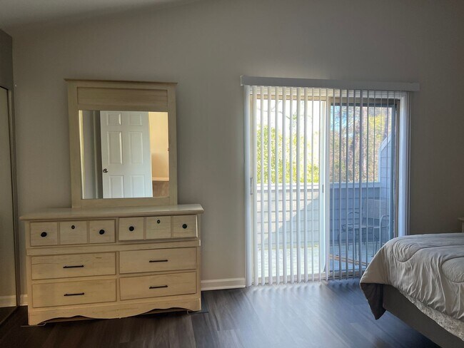 Building Photo - One-bedroom, One-bath Condo with Loft in S...