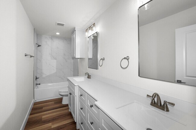 Building Photo - 7622 Woodford Ave