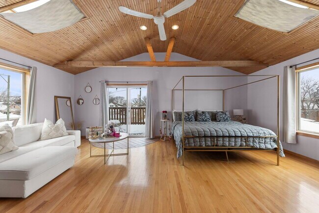 Building Photo - 5910 W Roscoe St